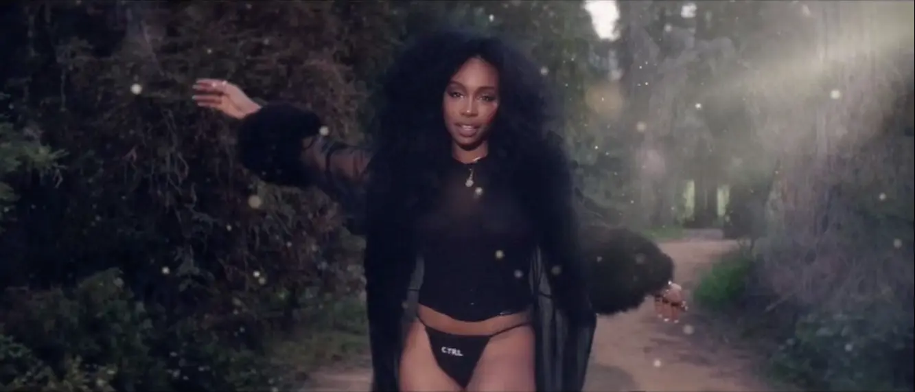 SZA est envoûtante dans le clip de “Supermodel”