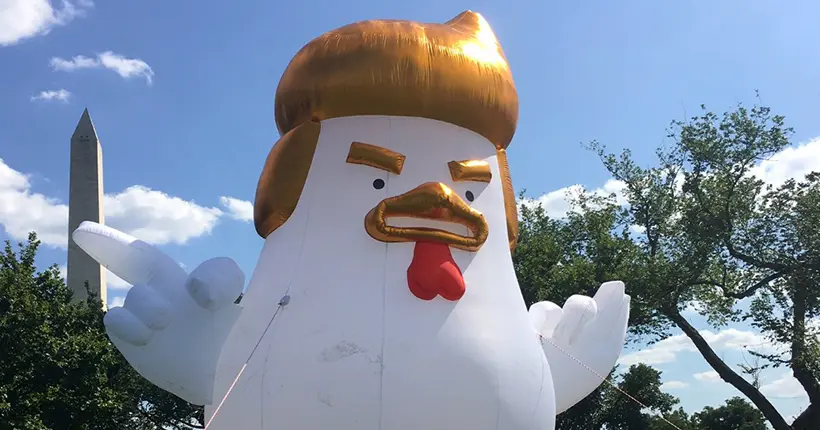 Un poulet géant à l’effigie de Donald Trump trône devant la Maison-Blanche