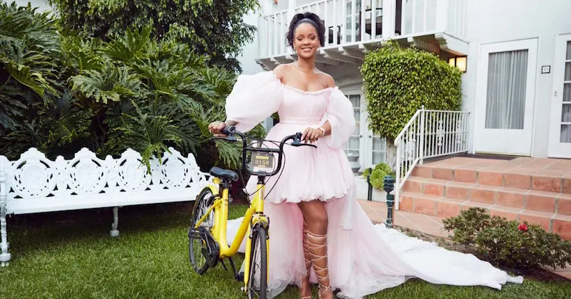 Au Malawi, Rihanna offre des vélos aux jeunes filles pour leur permettre d’aller à l’école