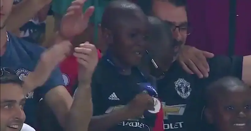 Vidéo : après la Supercoupe d’Europe, Mourinho a donné sa médaille à un jeune supporter mancunien
