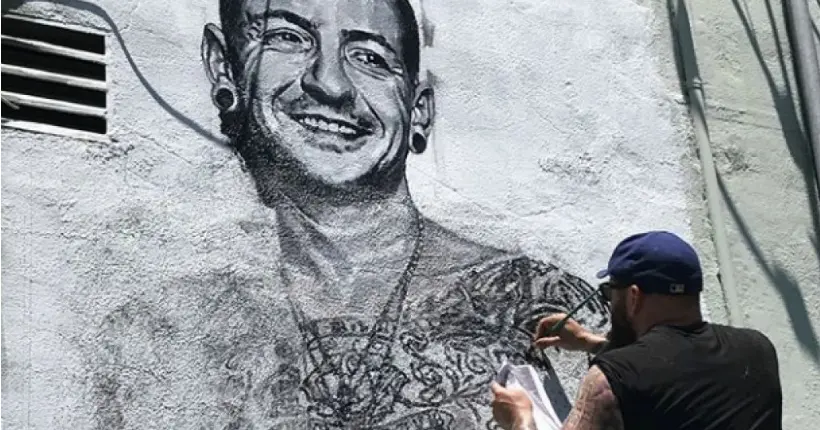 Un artiste peint une fresque en l’honneur de Chester Bennington