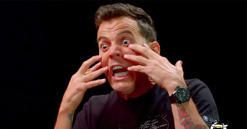 Steve-O de Jackass se frotte aux nuggets épicés de “Hot Ones”