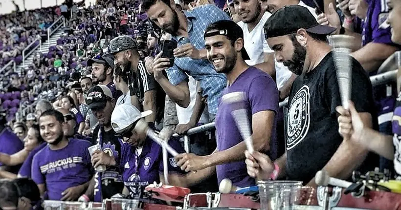 Suspendu, Kaká passe le match en virage avec ses supporters