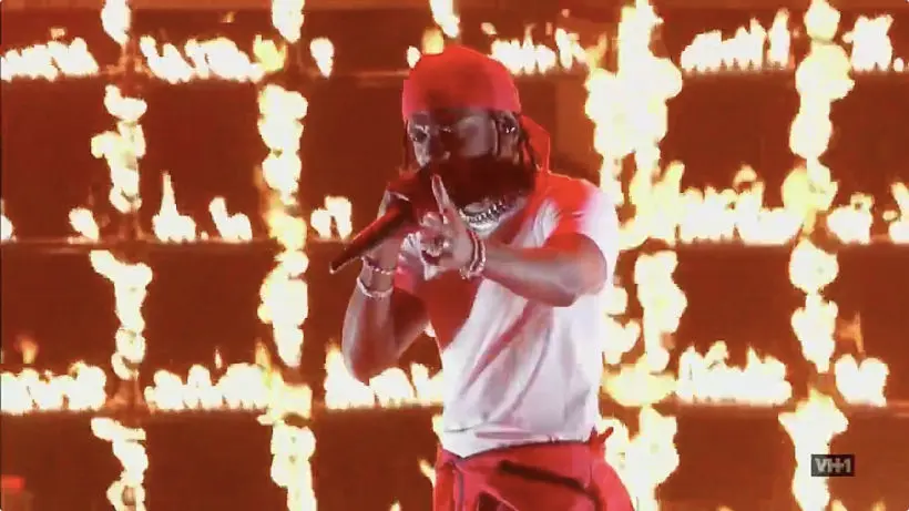 Kendrick Lamar a (littéralement) mis le feu aux VMAs avec un show de folie