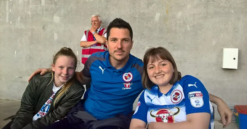 Blessé, le Français Yann Kermorgant passe la soirée au stade avec une supportrice handicapée