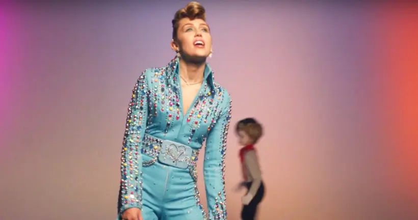 Miley Cyrus se prend pour Elvis dans le clip très rétro de “Younger Now”