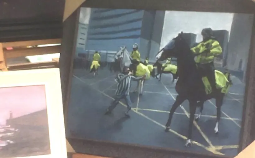 Un “artiste” a réalisé un tableau du fan de Newcastle qui voulait se battre contre le cheval d’un flic