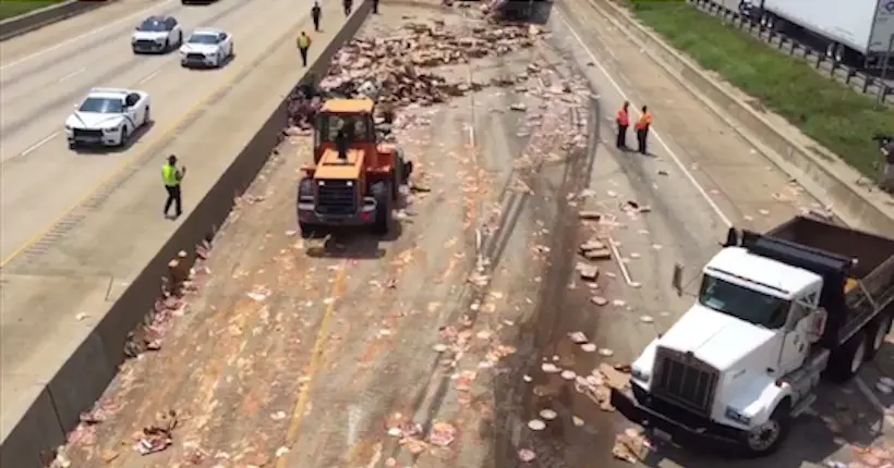 Des centaines de pizzas surgelées déversées sur une autoroute aux États-Unis