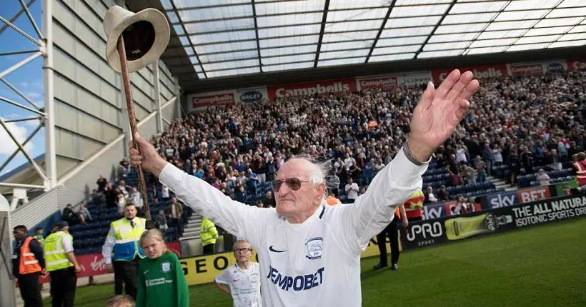 Pour lancer sa saison, le club de Preston invite un fan âgé de 105 ans dans ses vestiaires