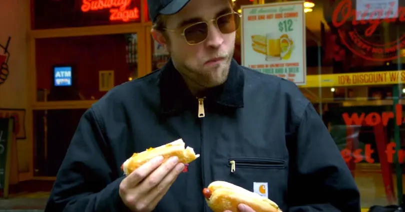 Vidéo : Robert Pattinson recherche désespérément un bon vieux hot dog new-yorkais
