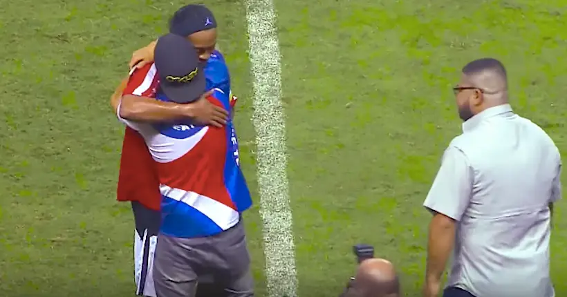 Vidéo : un fan de Ronaldinho entre sur le terrain pour enlacer son idole… mais ne le trouve pas