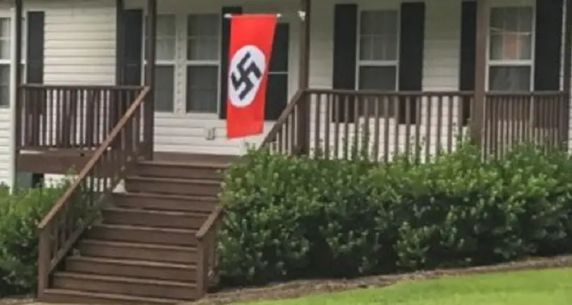Depuis Charlottesville, des Américains ont moins de complexes à mettre des drapeaux nazis devant chez eux
