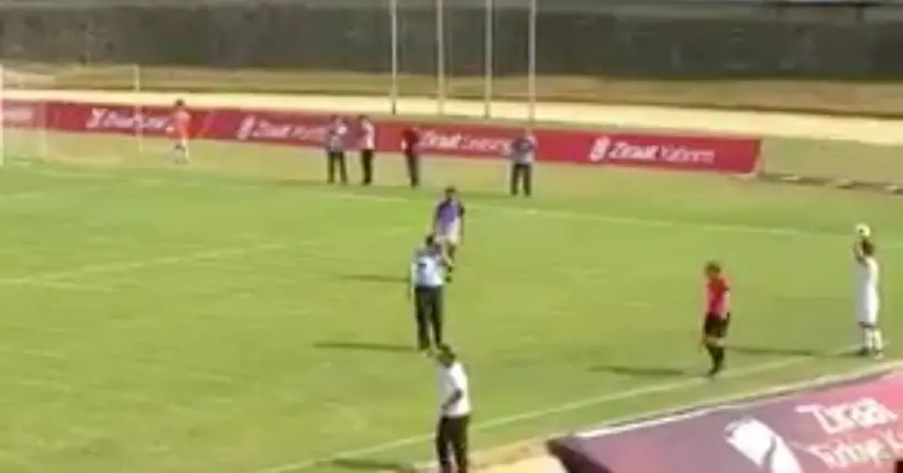 Vidéo : en Turquie, un mec de la sécu au téléphone entre sur la pelouse en plein match