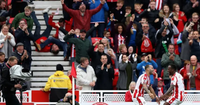 Un joueur de Stoke recherche les deux supporters qui ont chuté en fêtant le but contre Arsenal