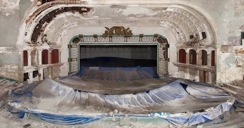 Matt Lambros met le charme mystérieux des théâtres abandonnés sur le devant de la scène