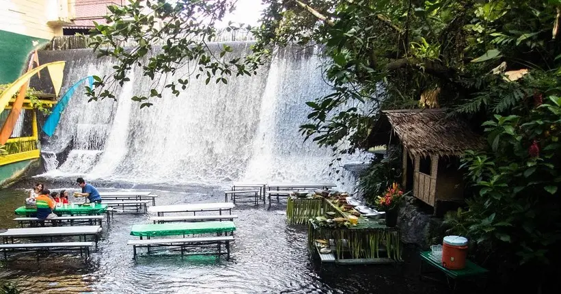 On a trouvé un restaurant niché au pied d’une cascade aux Philippines