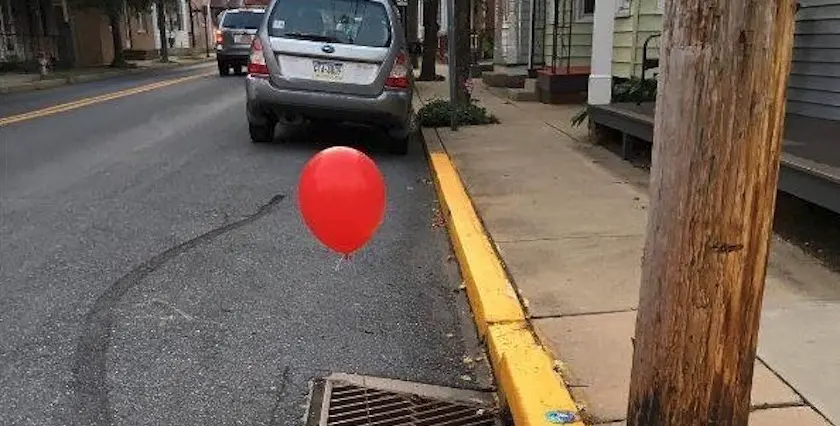 Des ados américaines terrifient la police locale avec des ballons du film Ça