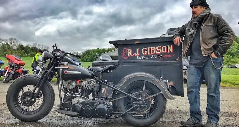 Ce photographe a transformé son side-car de moto en appareil photo
