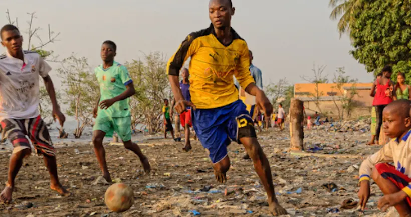En images : le football en Guinée immortalisé dans un reportage photo saisissant