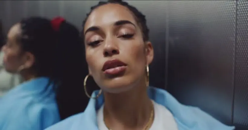 Clip : entre charisme et groove, Jorja Smith nous envoûte avec “On My Mind”