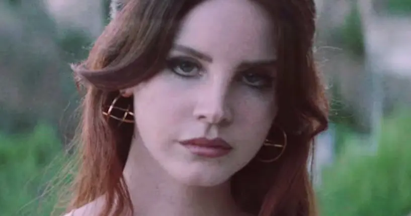 Vidéo : Lana Del Rey en femme indépendante dans le clip futuriste de “White Mustang”
