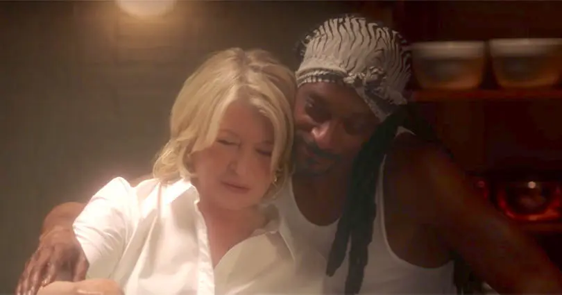 Martha Stewart et Snoop Dogg rejouent la scène culte de Ghost pour teaser le retour de leur show culinaire