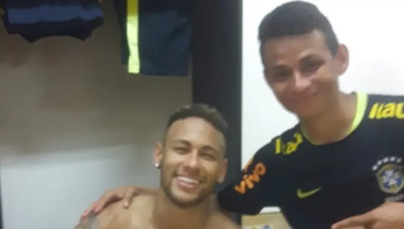 Invité à s’entraîner avec la sélection brésilienne, ce supporter repart avec le caleçon de Neymar