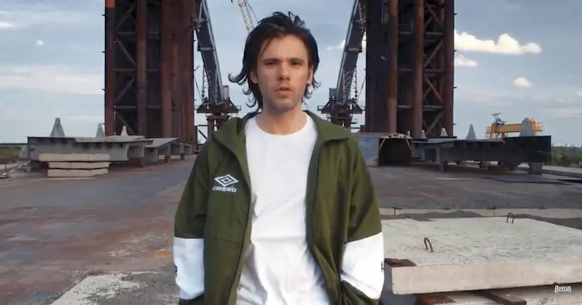 Orelsan est de retour avec un titre “basique”… mais très, très efficace