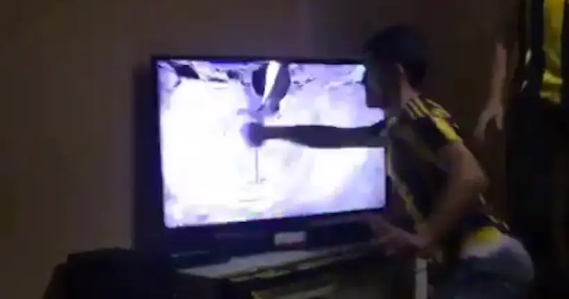 Un joueur de Fenerbahce recherche un fan qui a explosé sa TV pendant un match, afin de lui en acheter une nouvelle