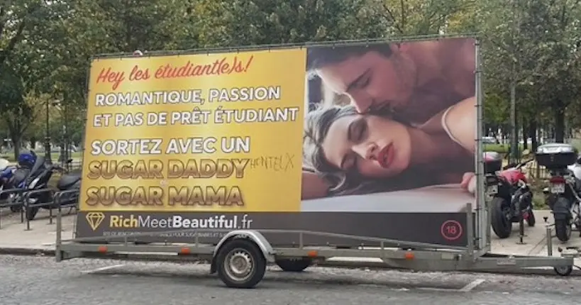 Placée devant les facs de Paris, cette pub est accusée d’inciter les étudiant·e·s à se prostituer