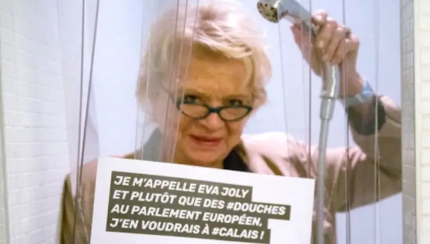Les eurodéputés d’EELV posent sous la douche pour alerter sur le sort des migrants à Calais