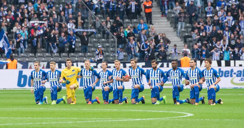 Les joueurs du Hertha Berlin posent un genou à terre pour lutter contre le racisme