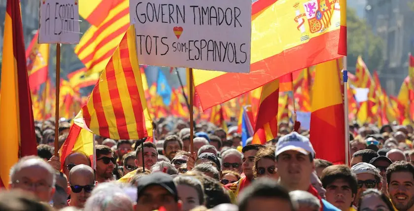 Catalogne : les anti-indépendantistes défilent dans les rues de Barcelone