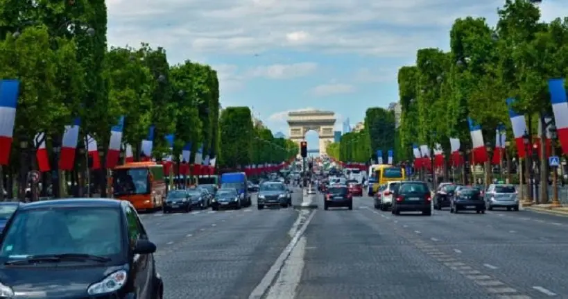 Paris : Anne Hidalgo ne veut plus de voitures à essence d’ici 2030