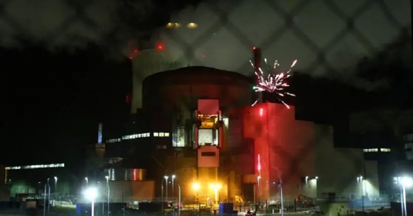 Greenpeace a tiré un feu d’artifice depuis une centrale nucléaire pour dénoncer les failles de sécurité