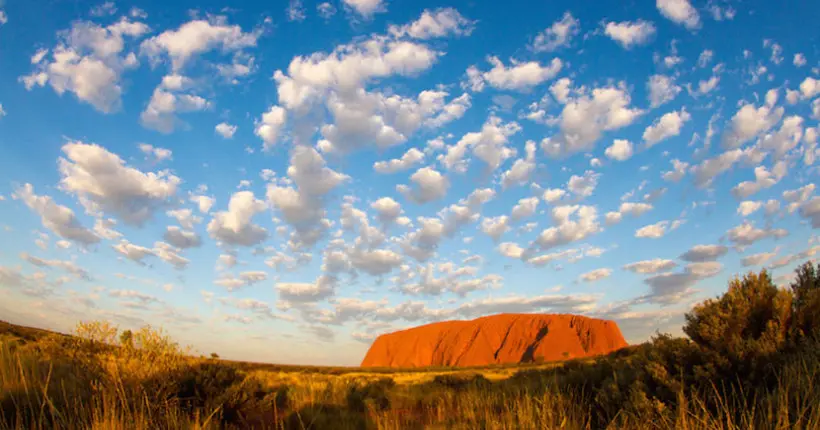 Escalader Uluru, le rocher sacré des Aborigènes d’Australie, sera bientôt interdit