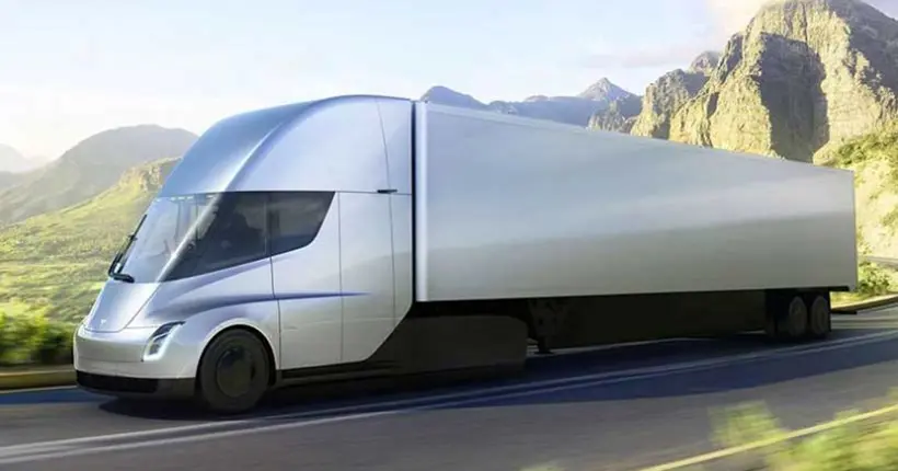Heureux comme un gosse à Noël, Elon Musk présente le camion 100 % électrique de Tesla