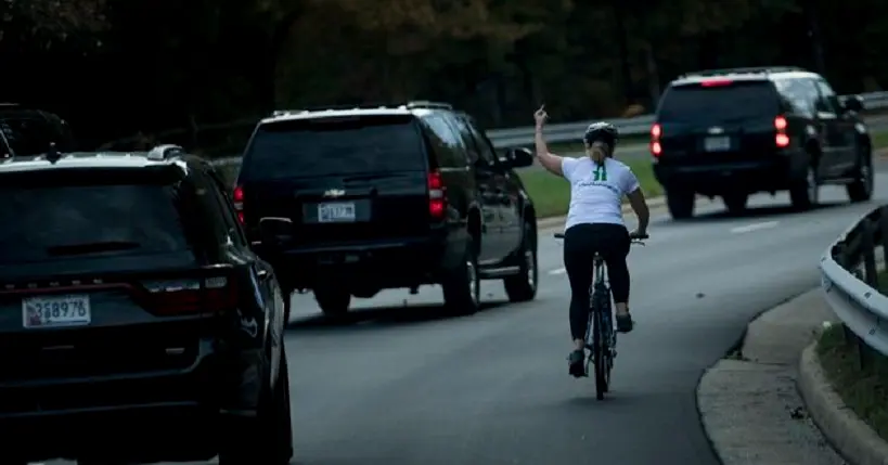 La cycliste qui avait fait un doigt d’honneur à Trump a été licenciée