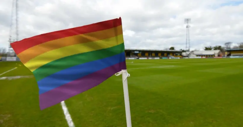 Pour soutenir la cause LGBT, des drapeaux arc-en-ciel seront placés temporairement sur les poteaux de corner en Angleterre