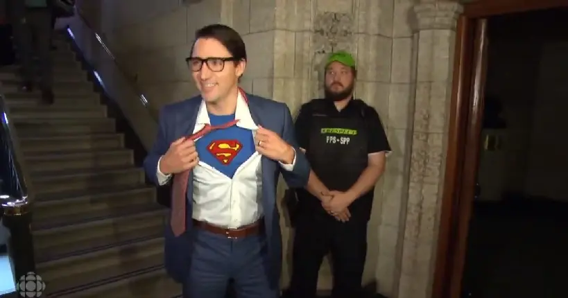 Vidéo : quand Justin Trudeau débarque au Parlement déguisé en Superman
