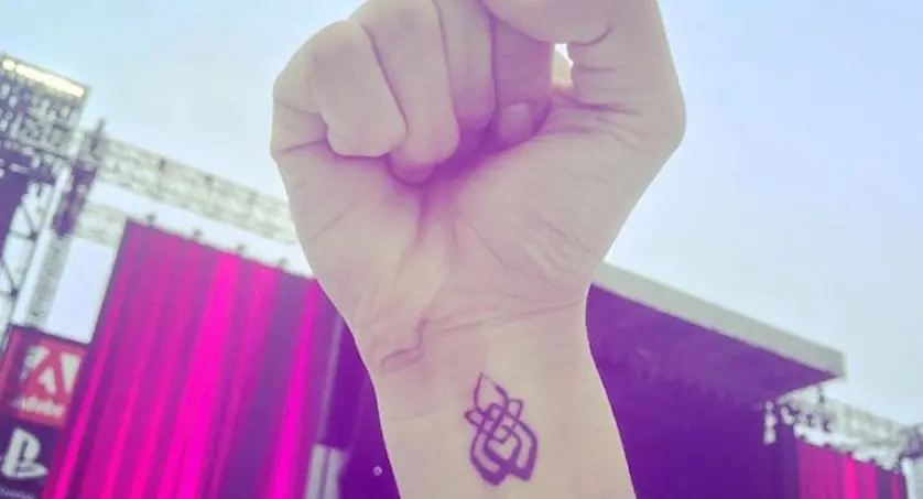 Ce tatouage est devenu un symbole d’unité pour les victimes d’agressions sexuelles