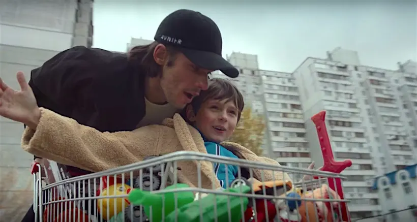 Orelsan dévoile le clip triste et joyeux de “Tout va bien”