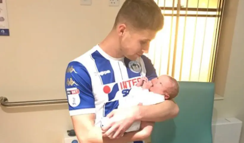 Le magnifique hat-trick d’un joueur de Wigan : deux buts et un bébé en (presque) un match