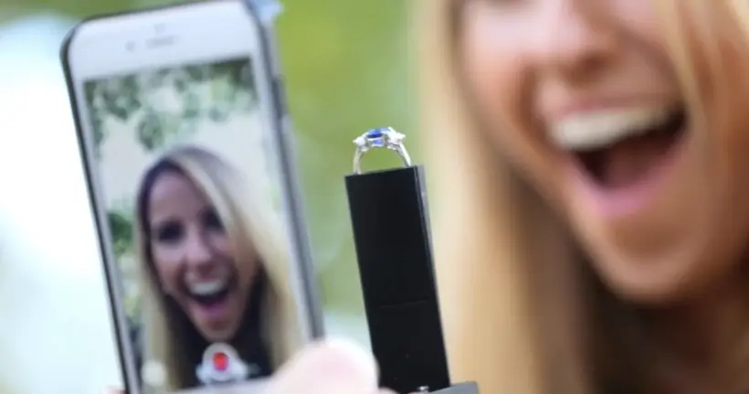 Une coque de smartphone pour une demande en mariage techno-kitsch