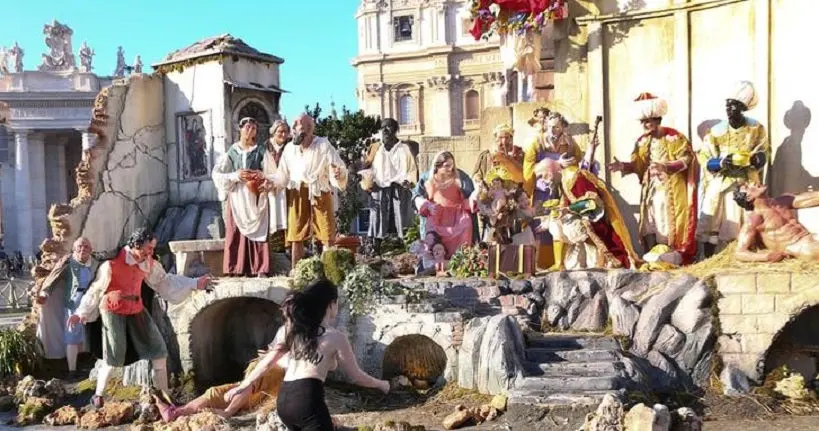 Une Femen s’introduit seins nus dans la crèche du Vatican et s’attaque au Petit Jésus