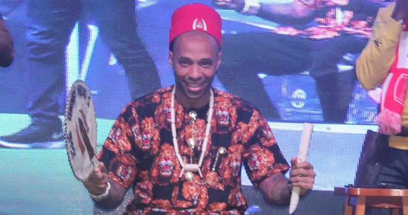 Croyez-le ou non, mais Thierry Henry a reçu le titre honorifique de “Roi du Football” au Nigéria