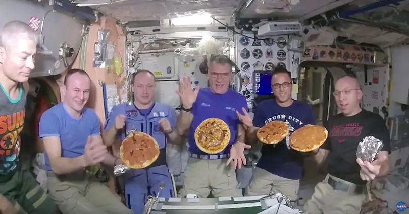 Quand les astronautes de l’ISS se font une petite soirée pizza en apesanteur