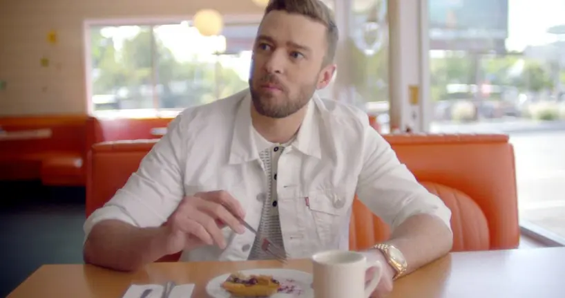 Justin Timberlake fourre une framboise avec une myrtille et ça mérite notre attention