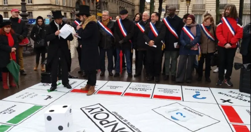 Des maires organisent un “Macronpoly” géant devant l’Assemblée pour protester contre le gouvernement