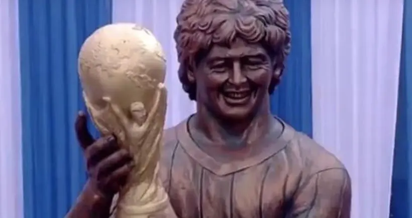Vidéo : Diego Maradona a inauguré une statue (gênante) à son effigie en Inde